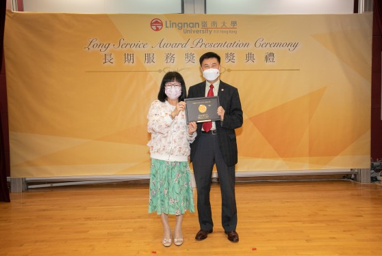 郑国汉校长恭贺并感谢服务岭大35载的萧爱铃教授(上图)和陈昌和先生(下图)