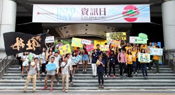 来自不同学生组织的学生大使在大学正门欢迎来宾。