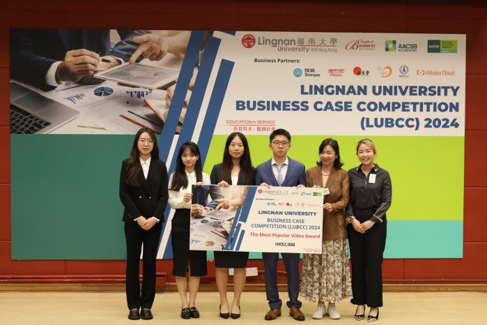 Peng Yunyuan's team (Sub-Degree and UG division) receives the Most Popular Video Award.