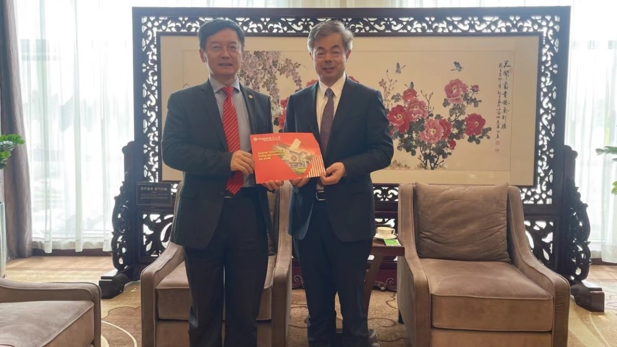 President Qin (left) meets Prof Feng Xiating (right), President of Northeastern University.