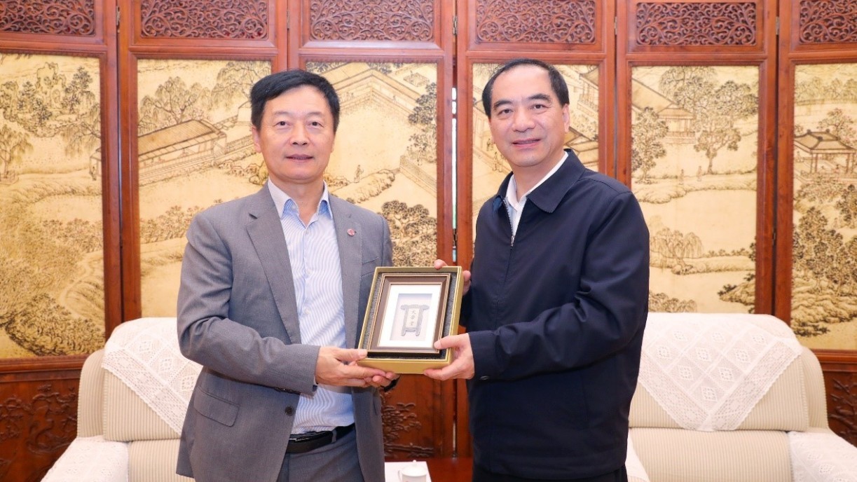 President Qin (left) meets Prof Gong Qihuang (right), President of Peking University.