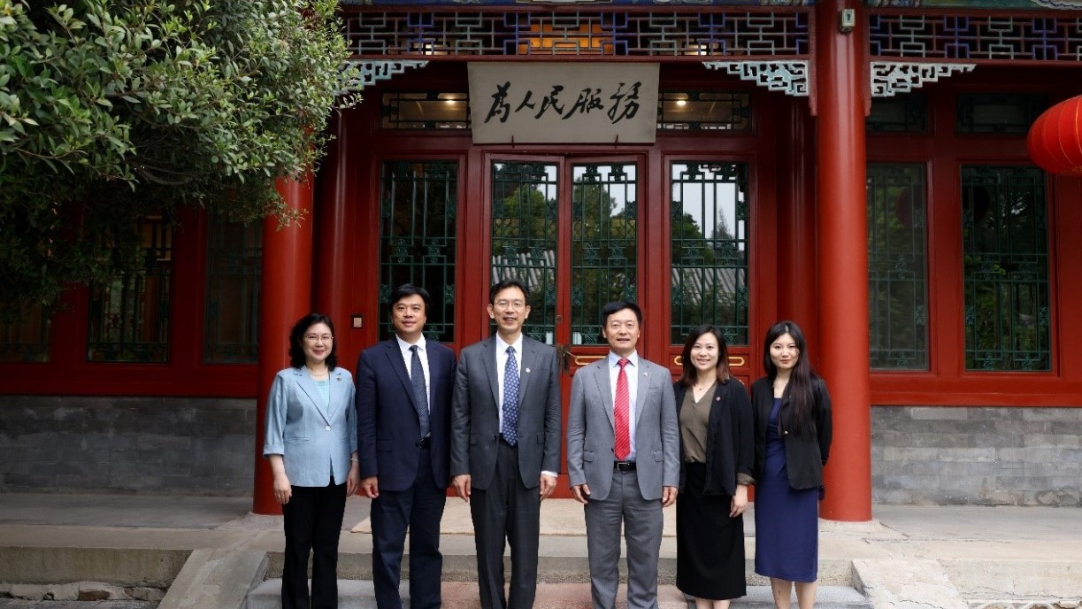 President Qin (third on the right) meets Prof Li Luming (third on the left), President of Tsinghua University.
