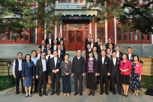岭南大学秦泗钊校长（第二行右三）参与香港高校领导研习团，一连三日访问北京。