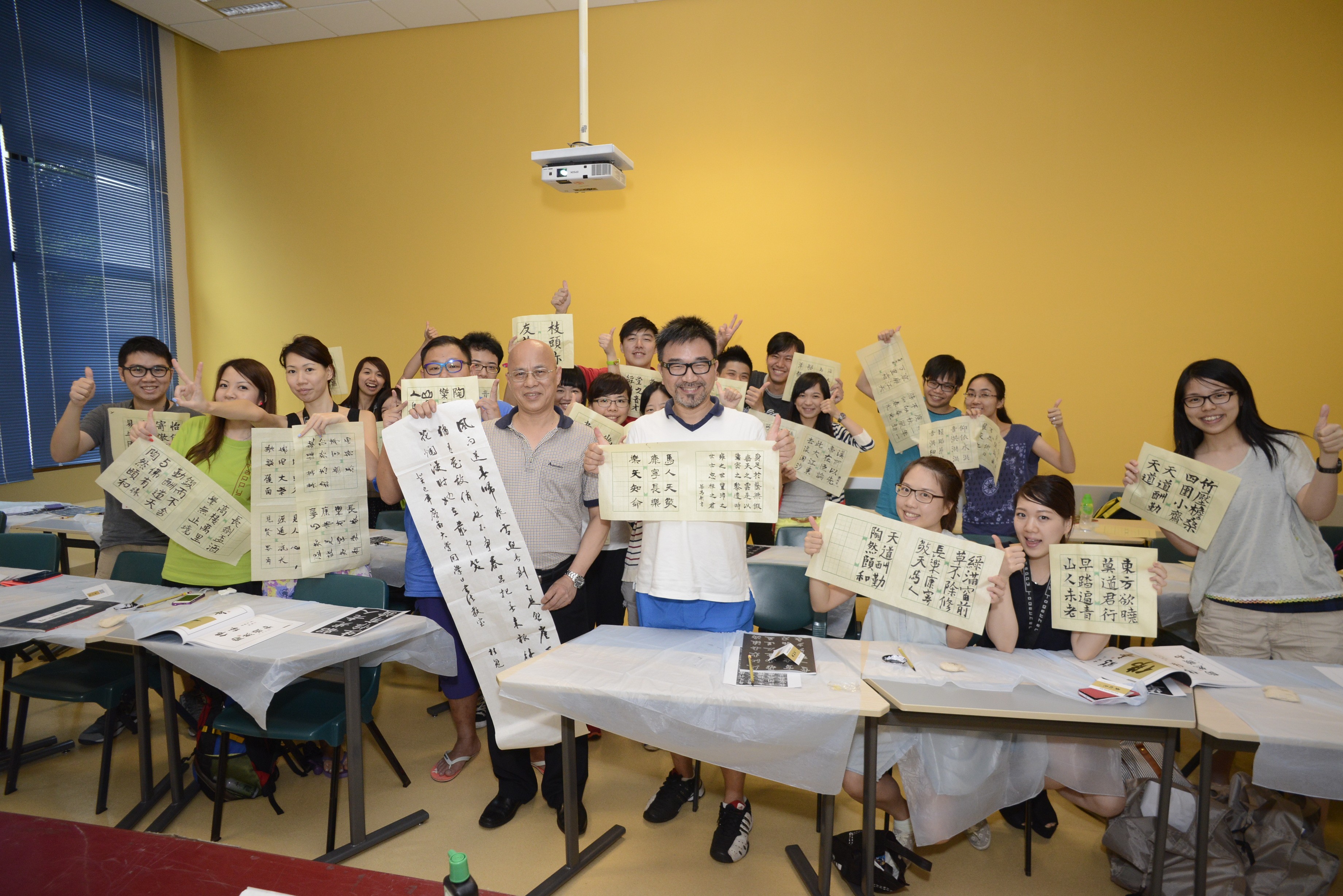 戴桂冠學長主持書法講座的照片。