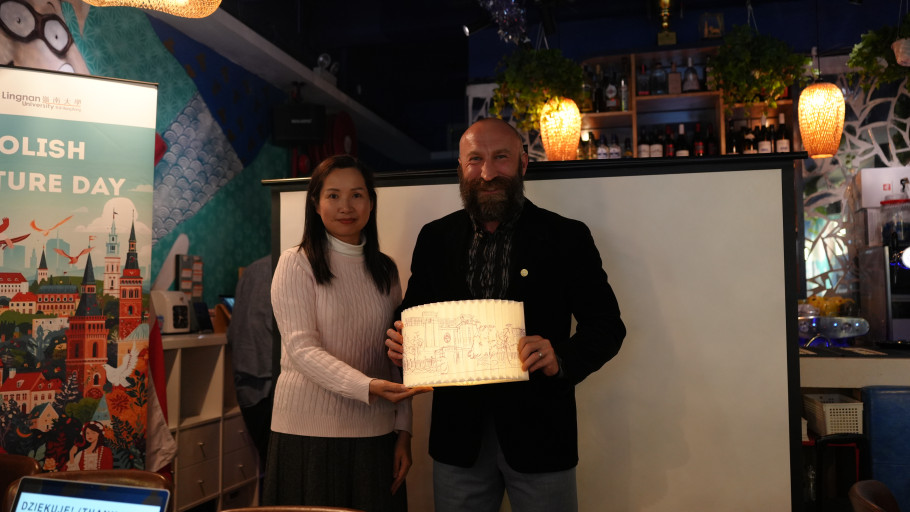 大學發展及校友事務處向Michał Wojewódzki 教授致送紀念品。