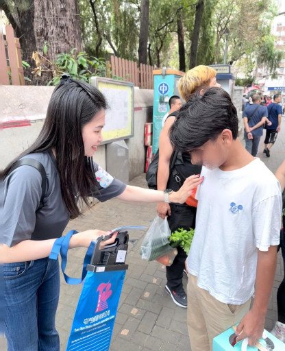 Volunteers actively sell flags to support women, elderly, youth and children within the Tuen Mun District.