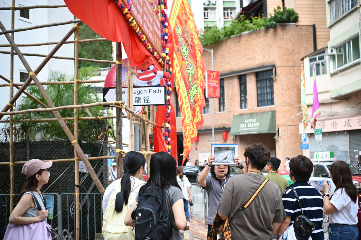 參加者跟隨導賞員漫步大坑社區，認識區內的歷史變遷及地標。