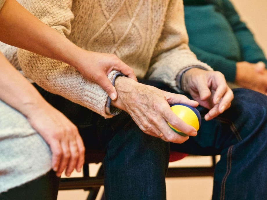 Care for Carers: Intergenerational Services and Research Project (Chinese Version Only)