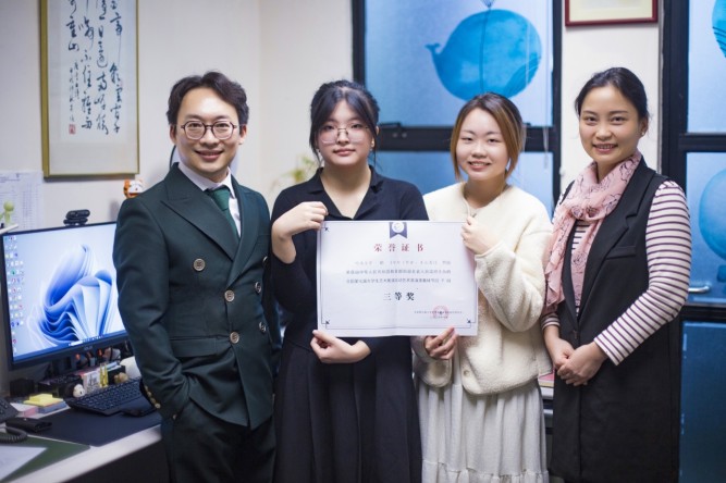 Dr Zhou Bo (left) and Ms Wei Sijing (right) led the Lingnan Teacher and Student Recitation Team to shine at the 7th National College Student Art Exhibition and Performance.