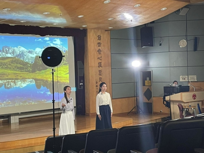 2位嶺大學生參加「第23屆齊越朗誦藝術節暨全國大學生朗誦大會」的朗誦照片