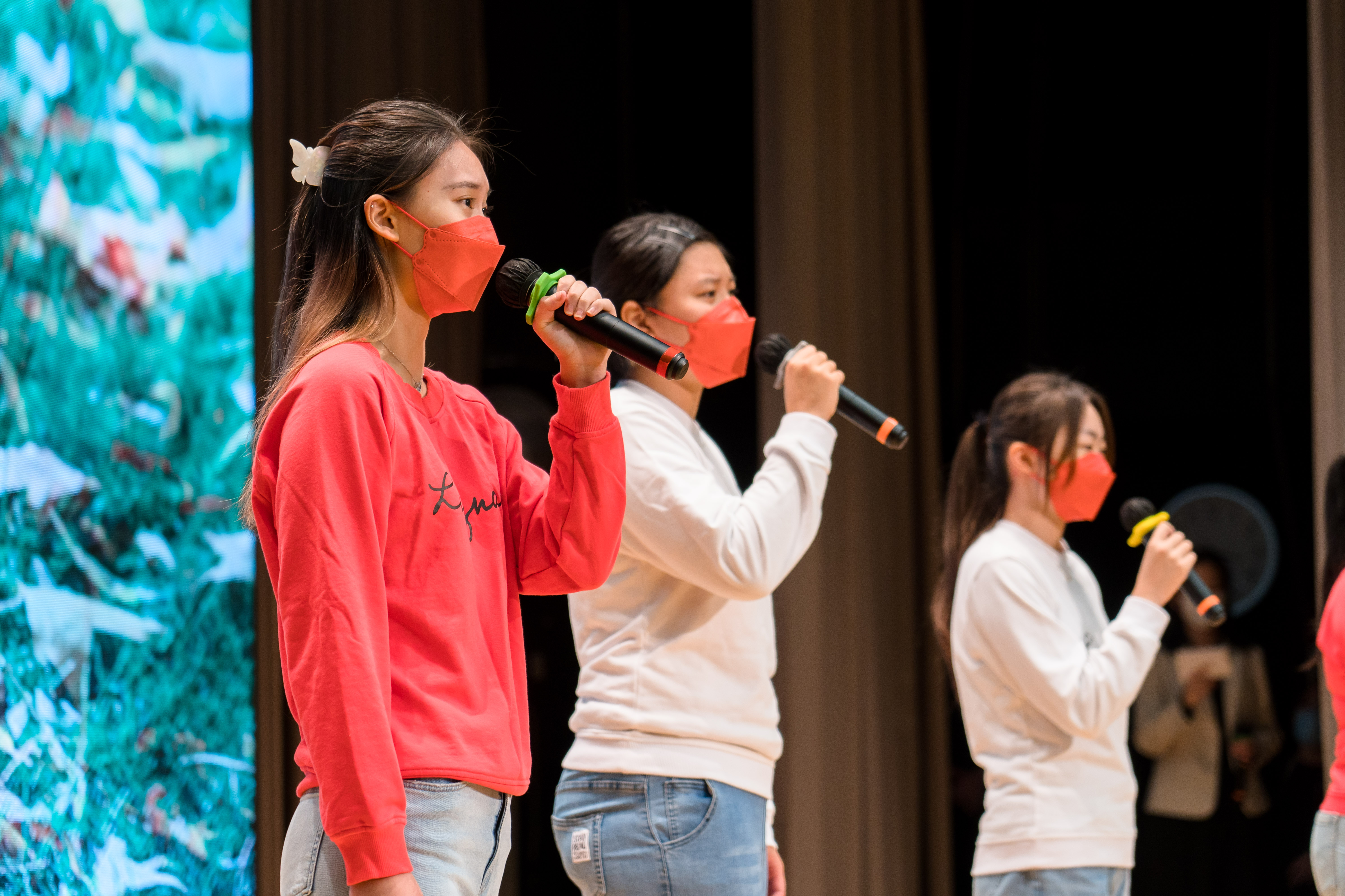 近鏡拍攝2022年中華經典誦讀港澳展演會台上嶺大學生們