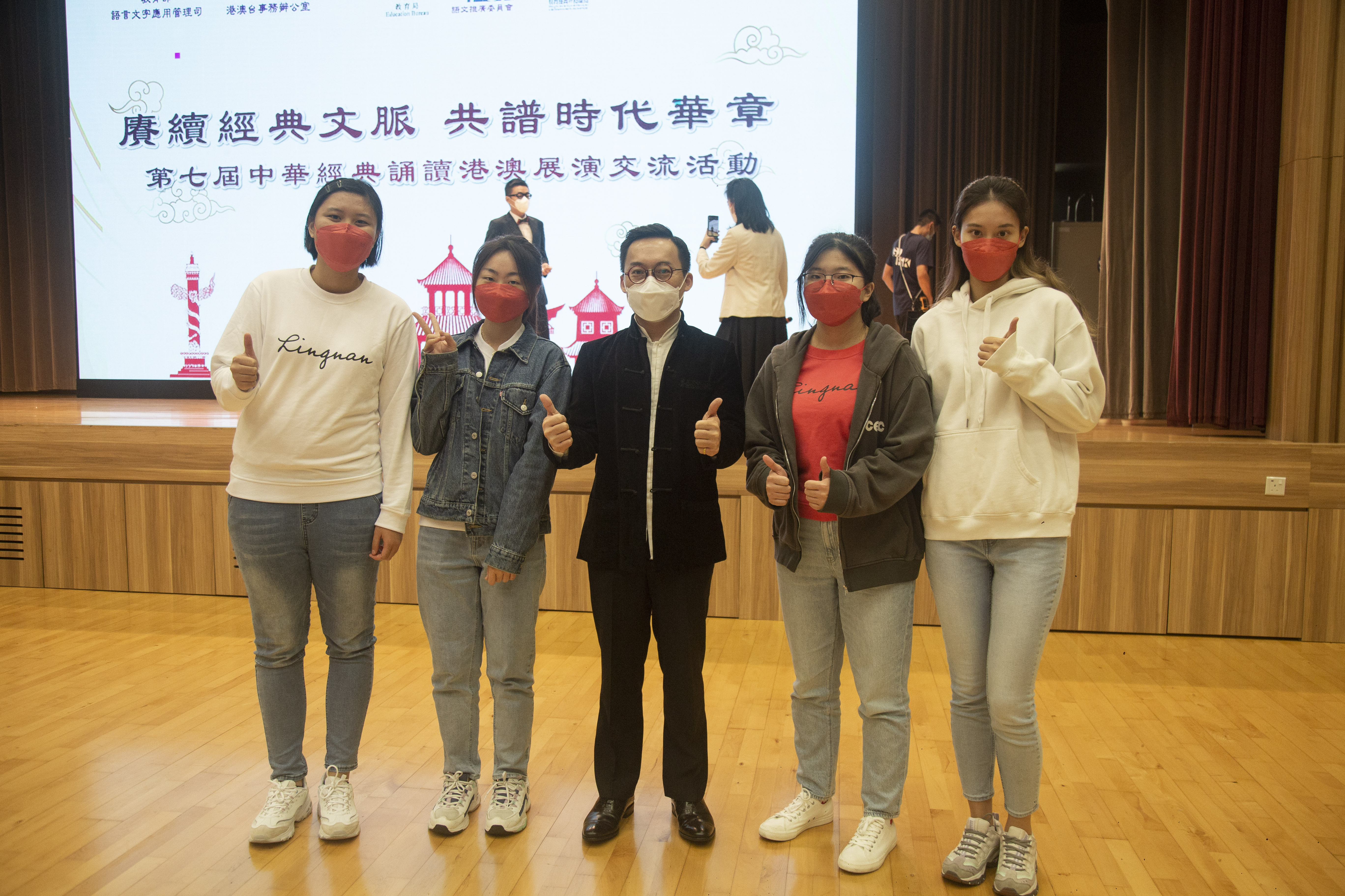 4位嶺大學生與負責老師周博博士於台前合照