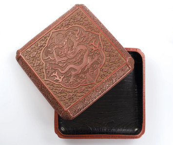 Carved red yellow-ground lacquer square box with dragon and tian xia tai ping characters design Wanli mark cyclically dated yiwei year 