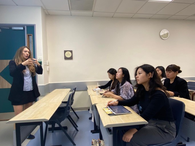 Exchanges with junior colleagues and postgraduate students on how to get published in top journals, based on her extensive experience in editing and reviewing for top-tier journals (Speaker: Prof. Gwen Bouvier)