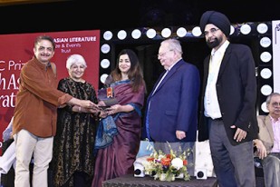 Tejaswini Niranjana 教授的翻译作品勇夺DSC南亚文学奖