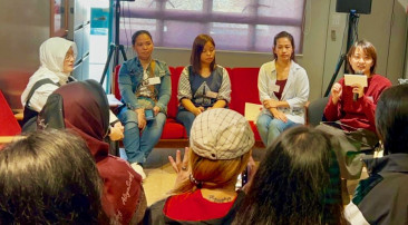 Photo exhibition offers a glimpse of lives beyond labour - Sunday Examiner （只有英文）
