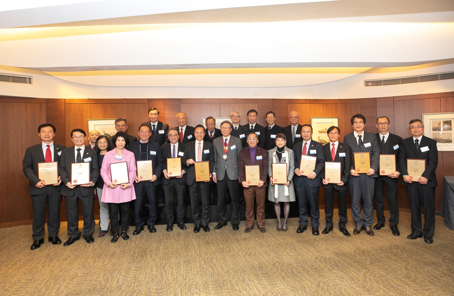 秦泗钊教授（前排左一）及邝得互教授（前排右四）同为2023年度香港工程科学院的13位新任院士之一，他们均以出色的专业知识为科学及工程学领域作出重大贡献。
