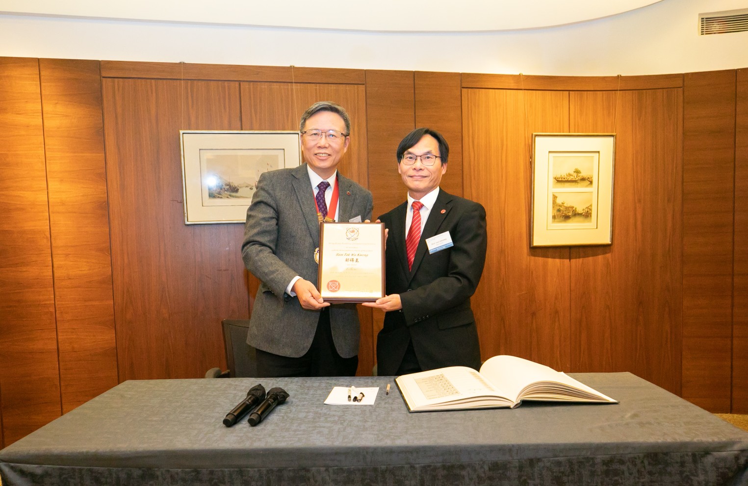 嶺大協理副校長(策略型研究)及計算智能學講座教授鄺得互教授(右)同獲2023年度香港工程科學院院士銜。