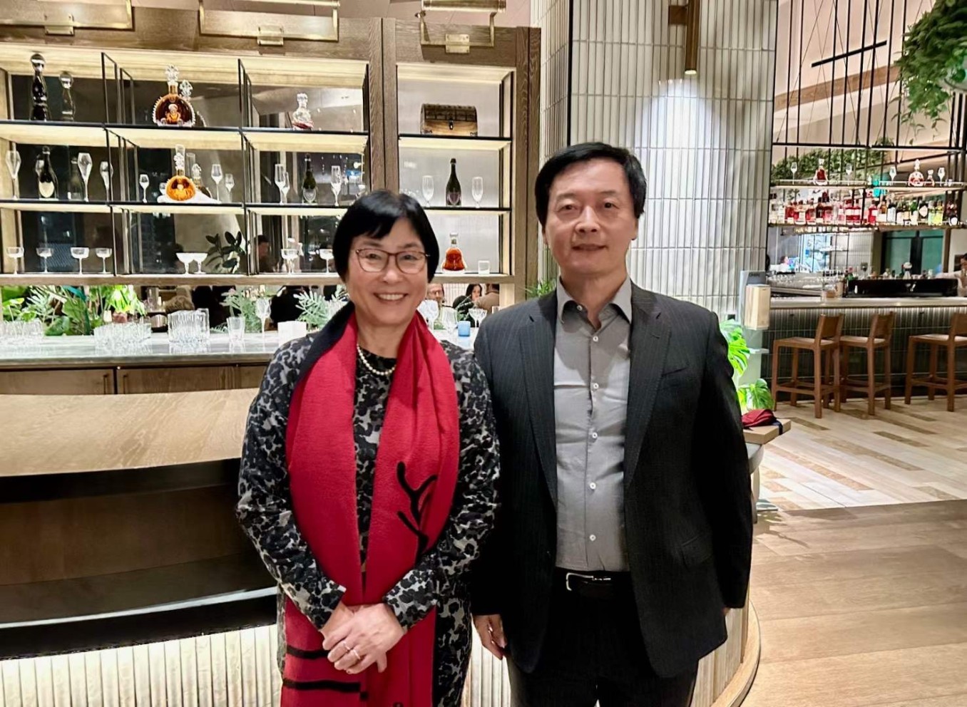 President Qin (right) engages in a dialogue with Prof Zhou Min (left), a member of both the National Academy of Sciences and the American Academy of Arts and Sciences, and a Professor of Sociology and Asian American Studies at the University of California, Los Angeles (UCLA).