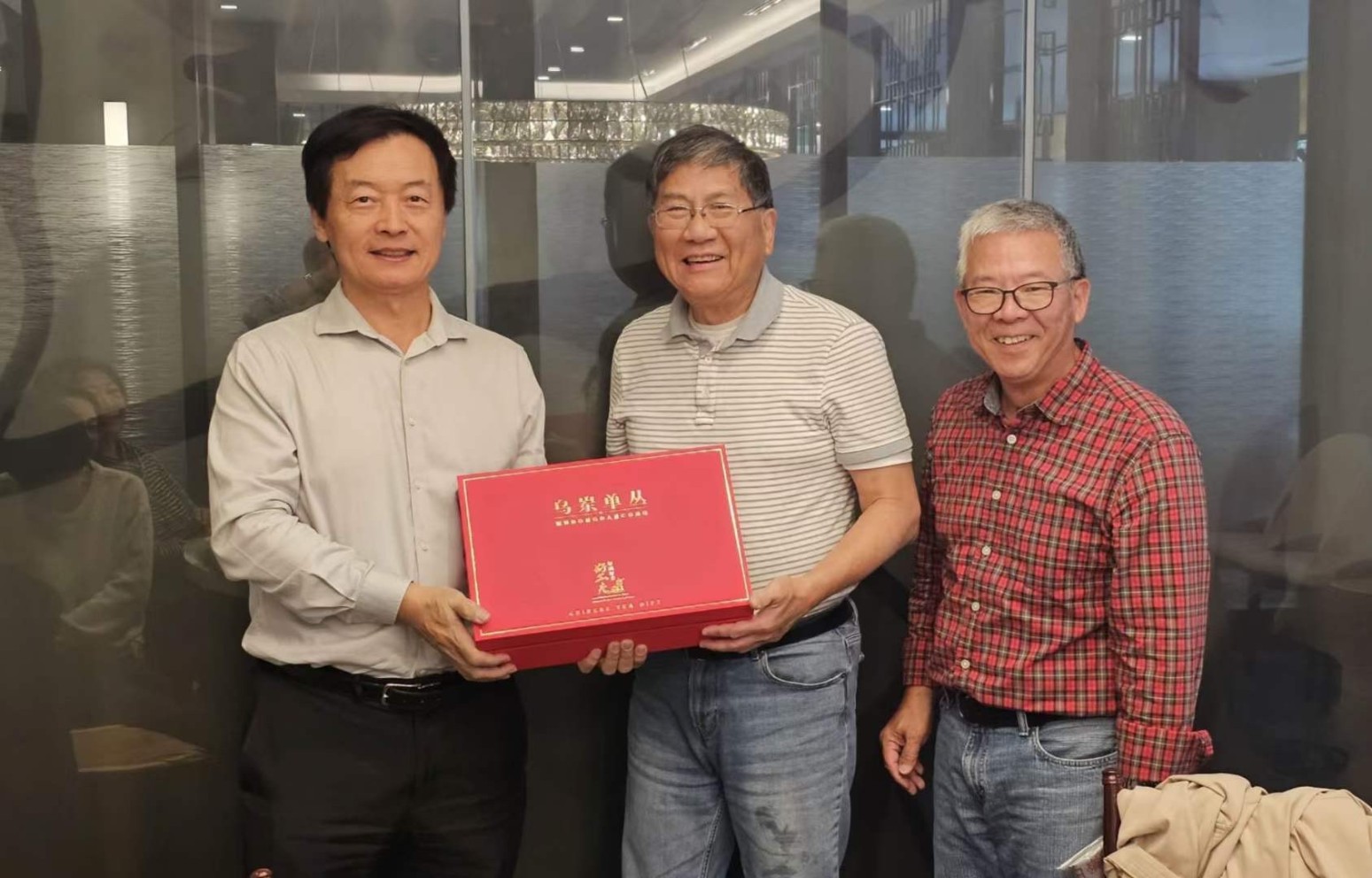 秦校长(左)与美国工程院院士、南加州大学的Jong-shi Pang教授(右)会面。
