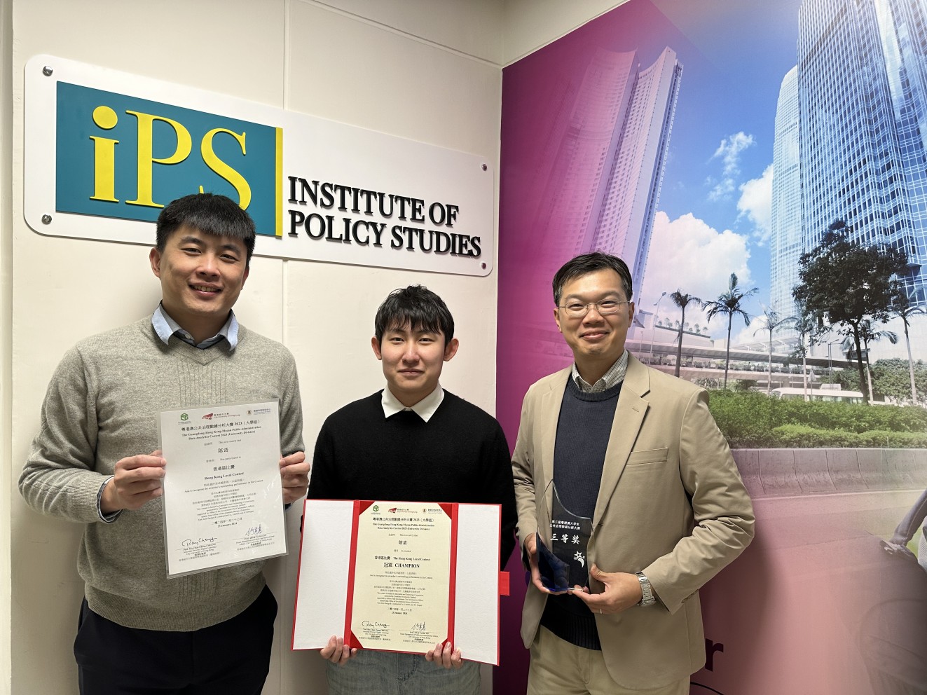 Chen Nuo (middle) with his supervisors at the Institute of Policy Studies, Prof Yau Yung, Professor of the School of Graduate Studies and Professor of Urban Studies of the Department of Sociology and Social Policy (right), and Prof Liang Cong, Research Assistant Professor of the School of Graduate Studies (left)
