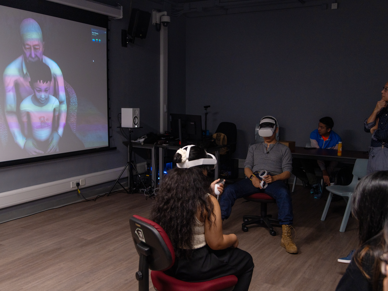 XR Gold Award-winning director Huang Hsin-chien describes immersive experience of VR works to students