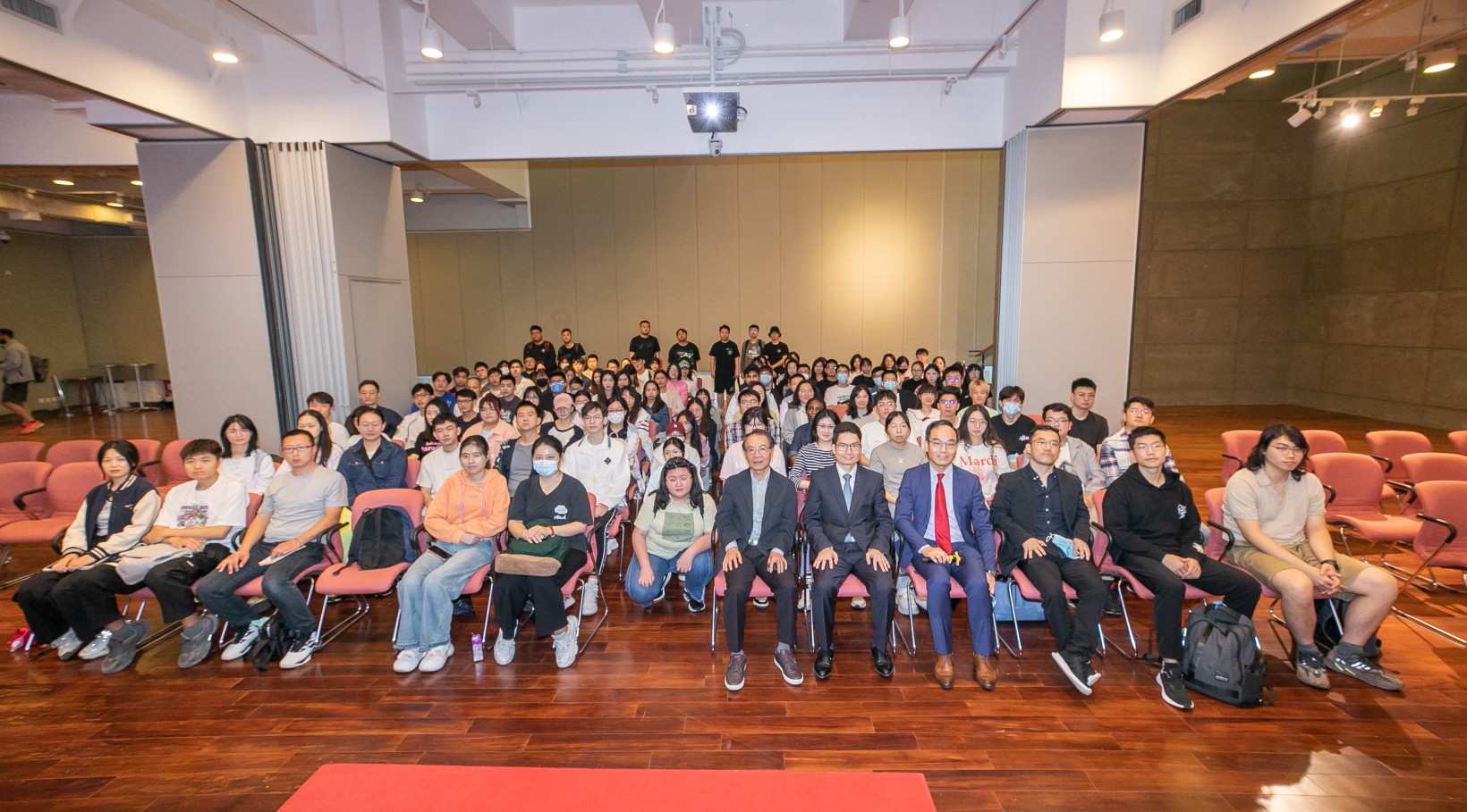 Under Secretary for Financial Services and the Treasury Joseph Chan discusses the latest development of Hong Kong’s finance with students.