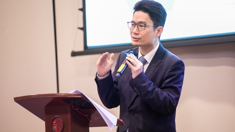 财经事务及库务局副局长陈浩濂与学生分享香港金融最新发展
