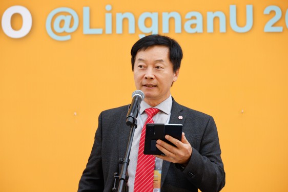 President Prof S. Joe Qin delivers a speech and expresses his heartfelt gratitude to the companies and organisations for participating in the Expo.