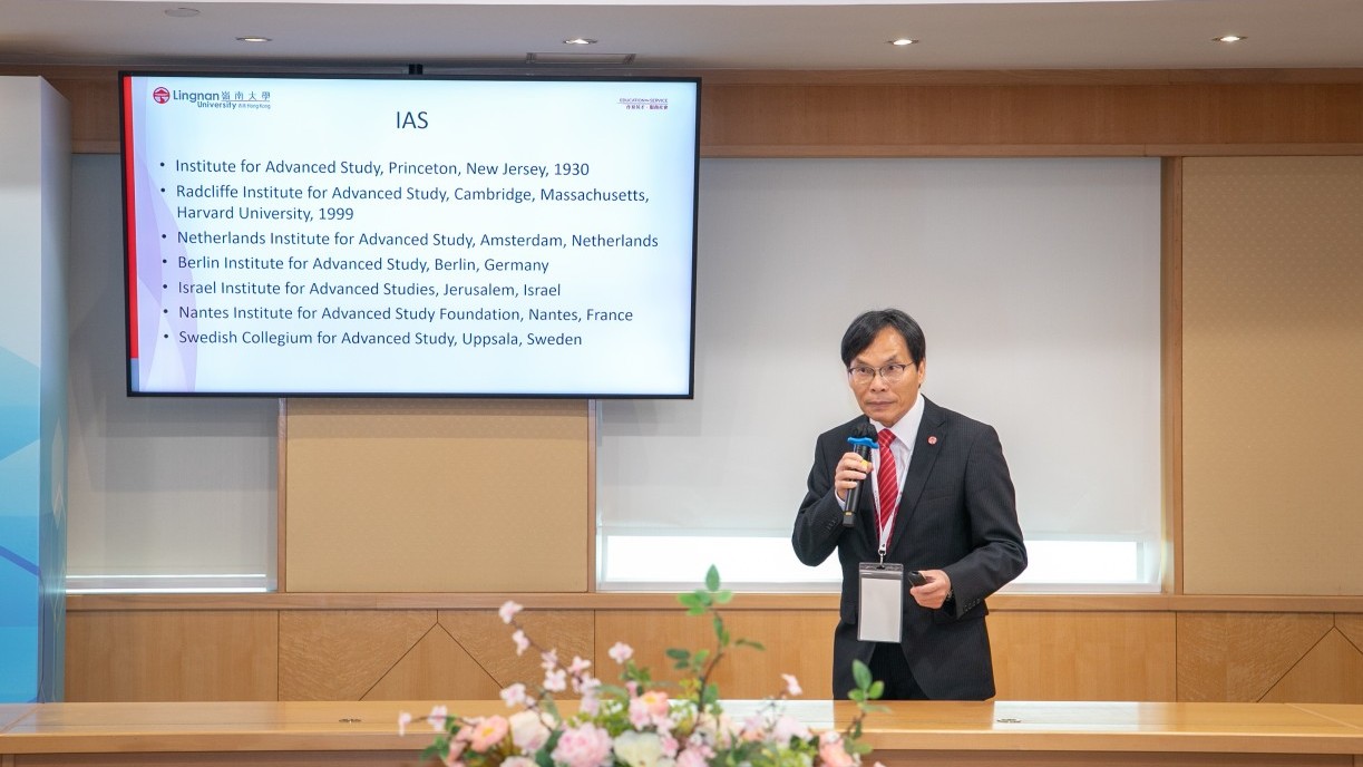 嶺南大學協理副校長（策略型研究）鄺得互教授向在場嘉賓介紹嶺南高等研究院。
