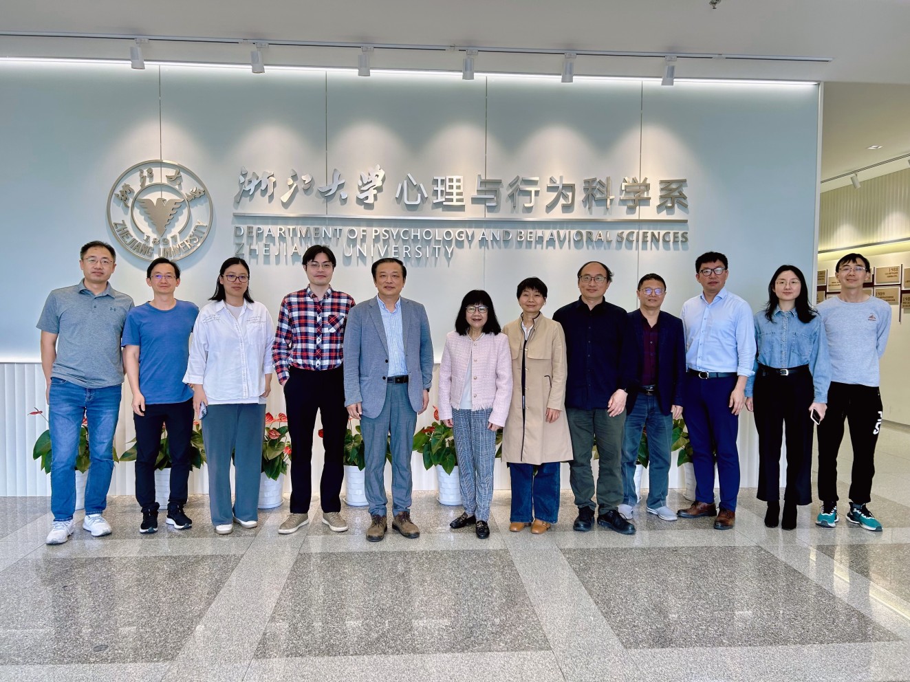 Prof Siu Oi-ling (sixth from left) visits Zhejiang University.
