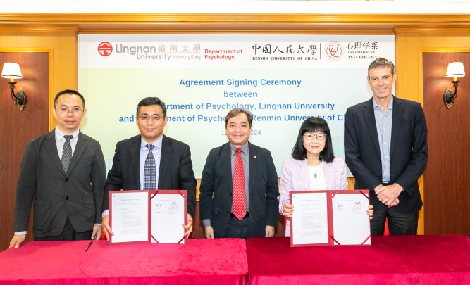 Prof Joshua Mok Ka-ho (middle), Vice-President of Lingnan University, Prof William Hayward (right), Dean of the Faculty of Social Sciences, and Prof Wen Xiaotong (left), Associate Head of the Department of Psychology at RUC witness the ceremony. Prof Siu Oi-ling (second right), Head of the Department of Psychology of Lingnan University, and Prof Xin Zi-qiang (second left), Head of the Department of Psychology at RUC, sign the partnership agreement on behalf of their respective departments.