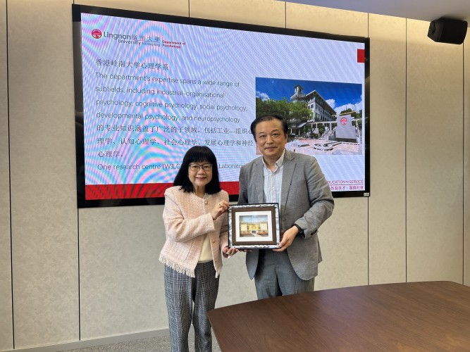 Prof Siu Oi-ling (left) presents a souvenir to Prof He Guibing (right), Head of the Department of Psychological and Behavioral Sciences of Zhejiang University.