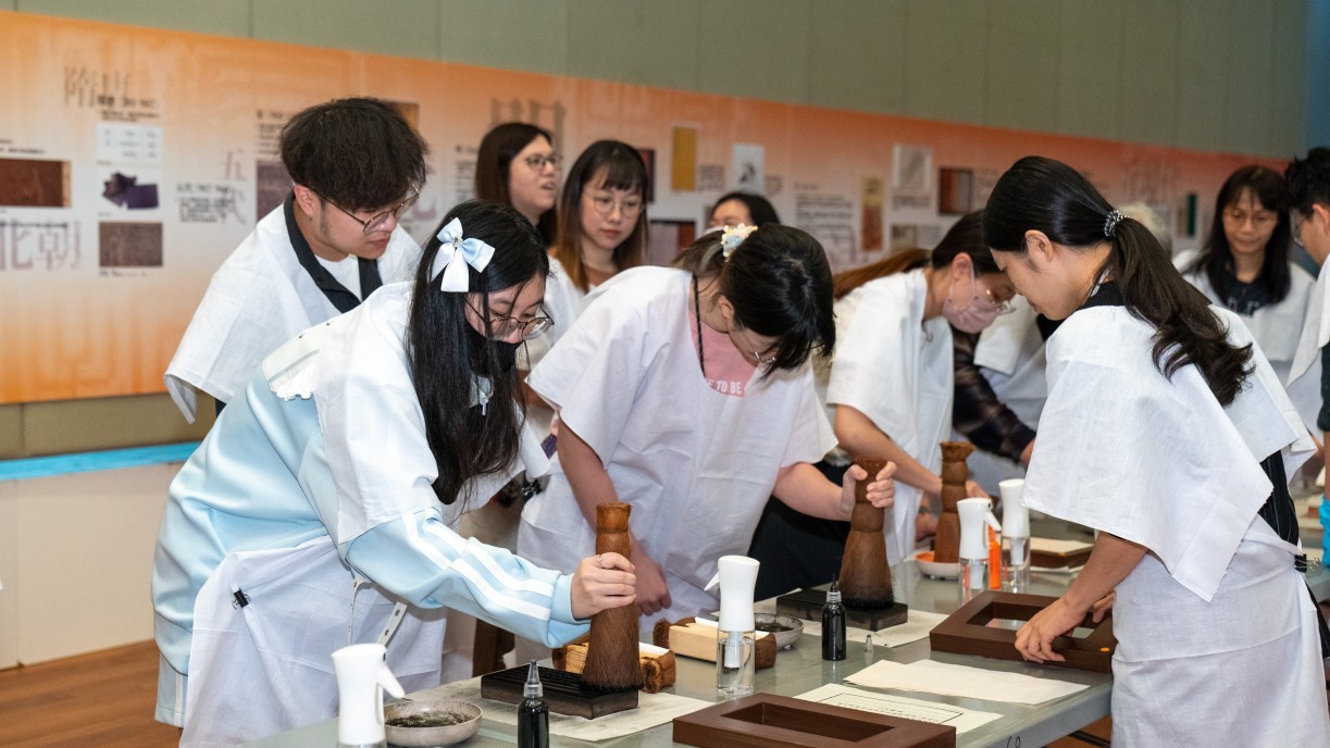 The “Traditional Chinese Book Workshop - Printing and Binding” and “Digital Seal Printing Workshop” show traditional book printing and binding methods, and the adaptation, reinterpretation, and application of handmade bookmaking techniques in contemporary printing technologies.