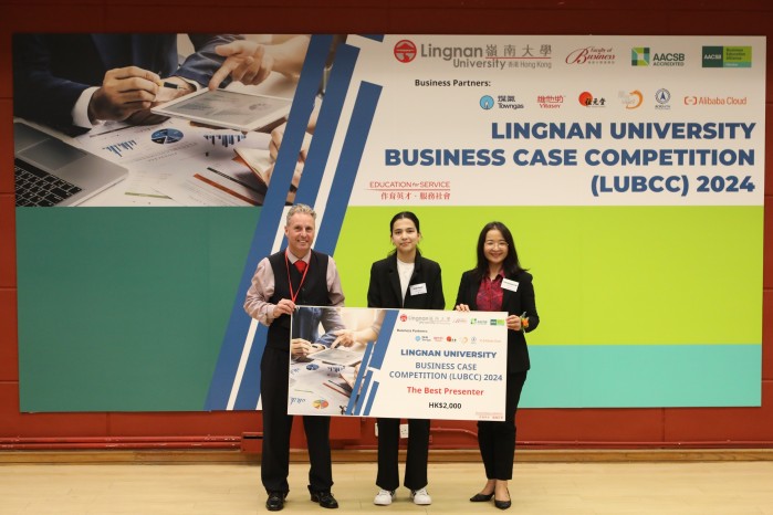 Seemi Nisar (middle) receives the Best Presenter Award.