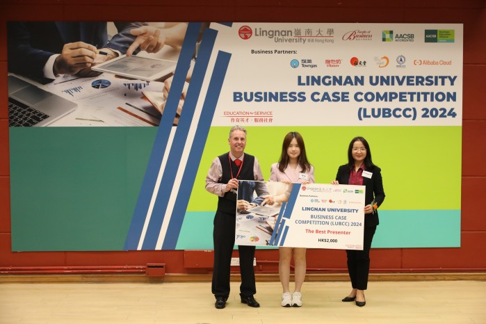 Qin Yurou (middle) also receives the Best Presenter Award.
