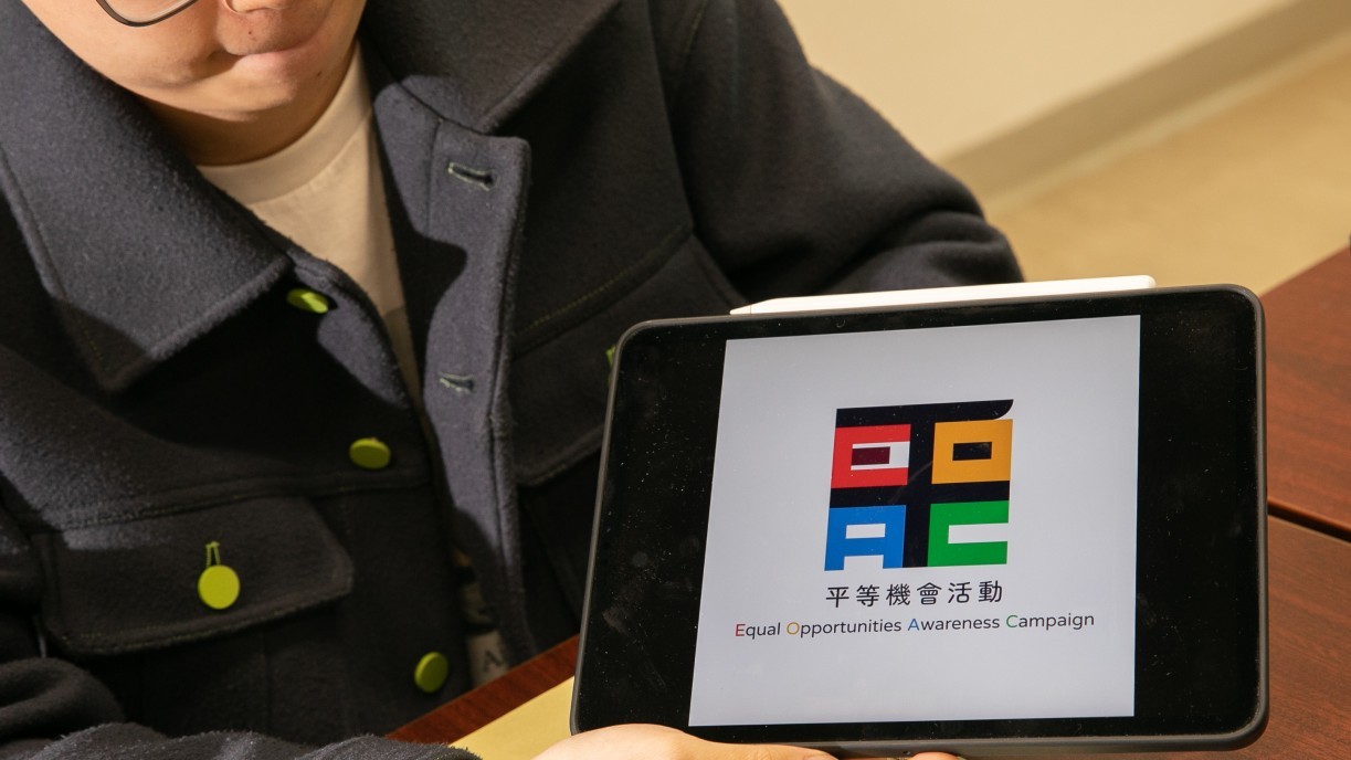 The logo of Lingnan University’s Equal Opportunities Awareness Campaign is also Shiwei’s work, where he incorporated the abbreviation of its name “EOAC” and the word “平” from equality in the style of colour calligraphy.