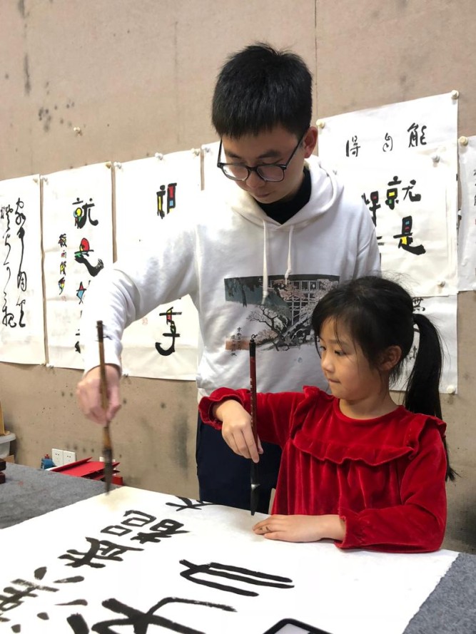 周末的时候世炜会回到深圳的工作室，教导小孩写书法、画画，像他爸爸小时候教他一样。