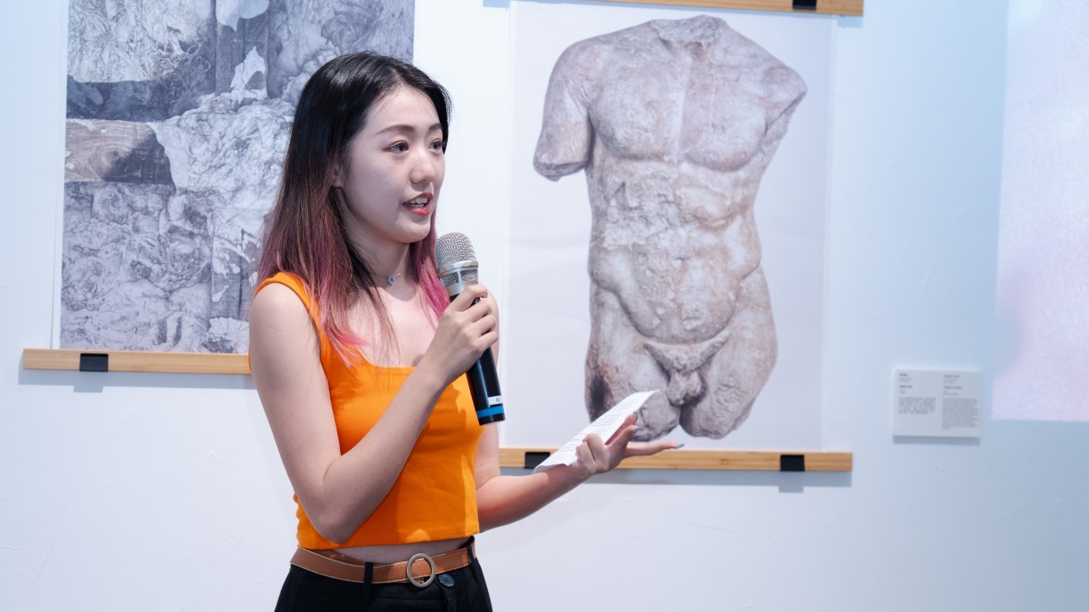 由策展學生帶領的「文化交融實驗室」展覽導賞團。