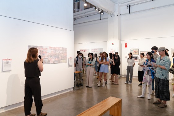 由策展學生帶領的「拆牌道字」展覽導賞團。