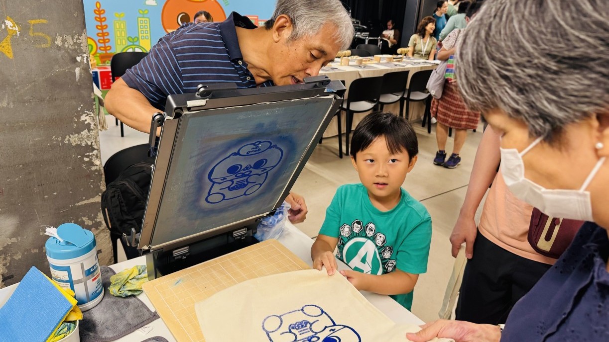 Used clothes and eco-bags are good materials for screen print.