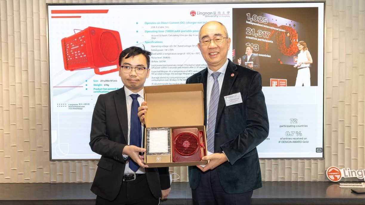 A career teacher wins a mini air purifier PureAura, designed and developed by Lingnan Entrepreneurship Initiative (LEI), in the lucky draw.