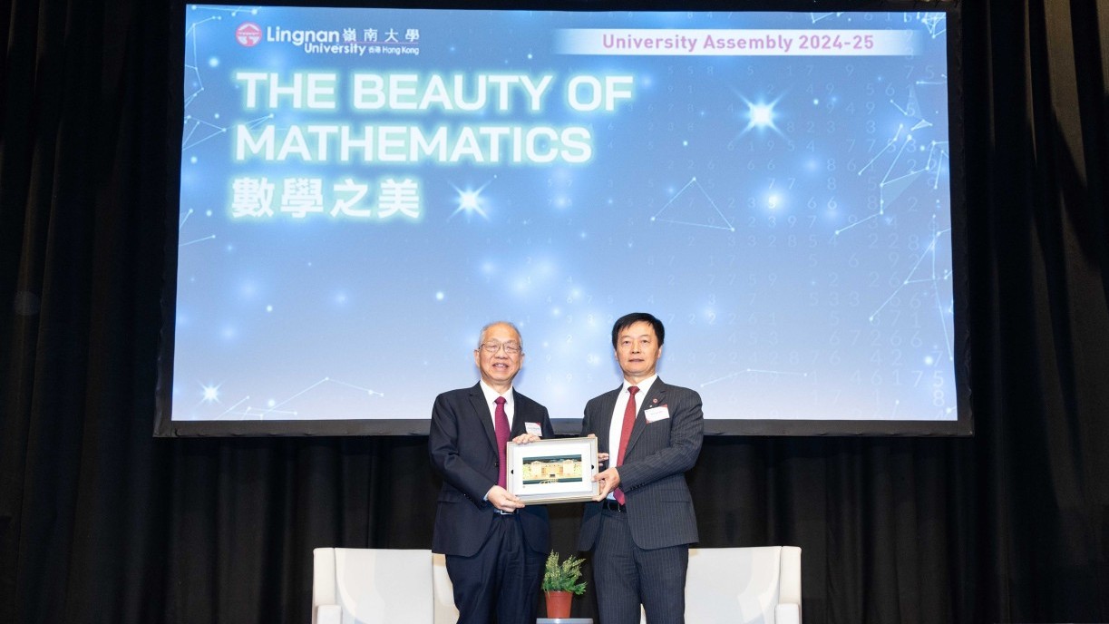 秦校長(右)致送紀念品予丘教授(左)。