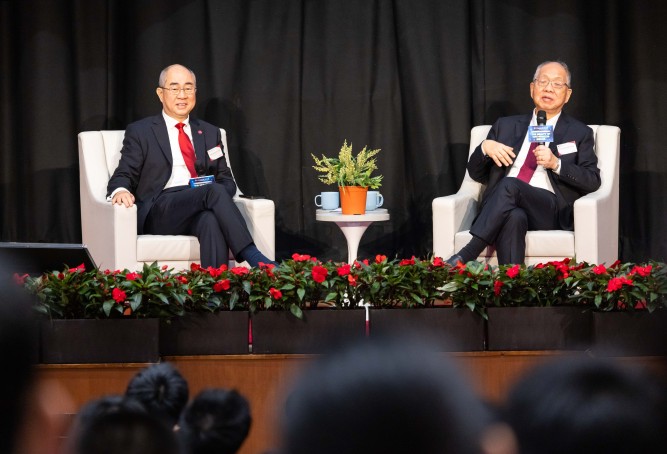 丘成桐教授(右)其後與陳漢夫教授(左)及師生進行對話。