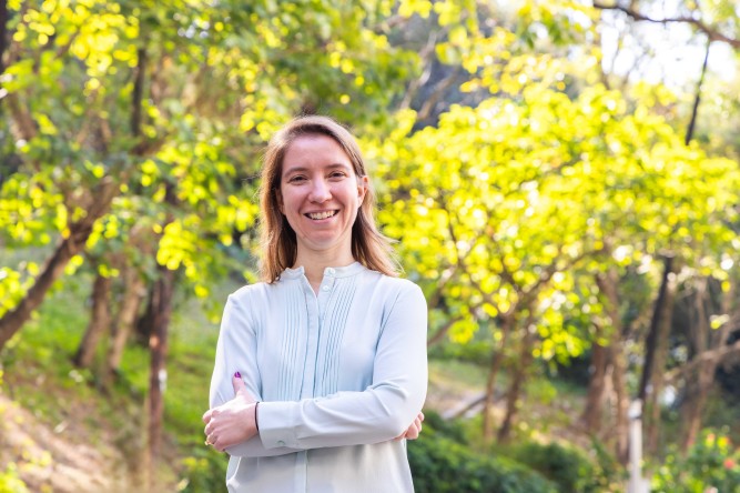 Prof Inga Conti-Jerpe, Assistant Professor in the Science Unit at Lingnan University, indicates through her research that corals capable of feeding on plankton and suspended particles in sea water take longer to bleach.