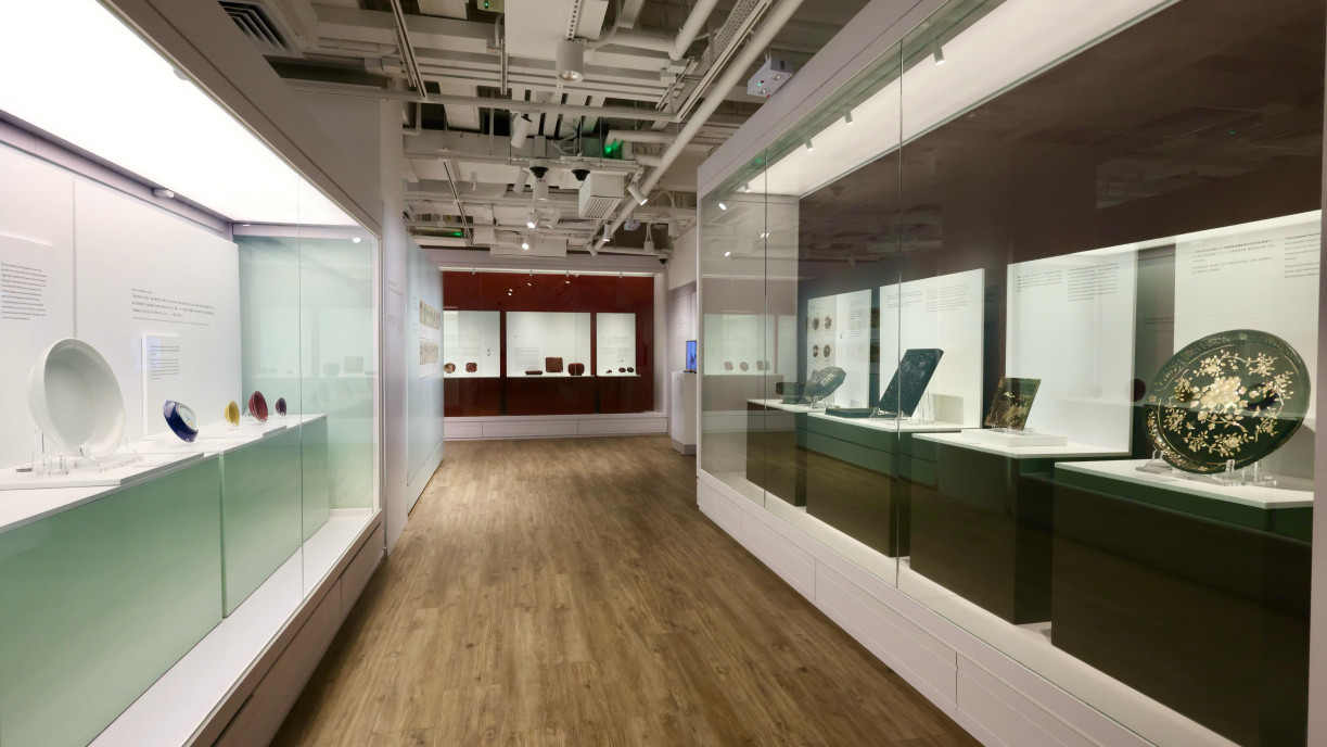 Lingnan University’s Chamber of Young Snow Art Exhibition Hall presents a new collection of lacquer and porcelain.