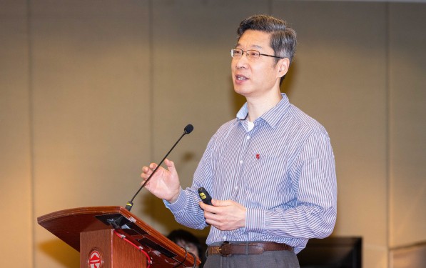 副校长(研究及创新)姚新教授介绍学校在跨学科研究等领域的科研实力。