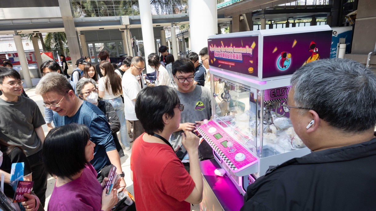 Souvenirs are given out on-site, attracting many teachers, students, and citizens to attend.