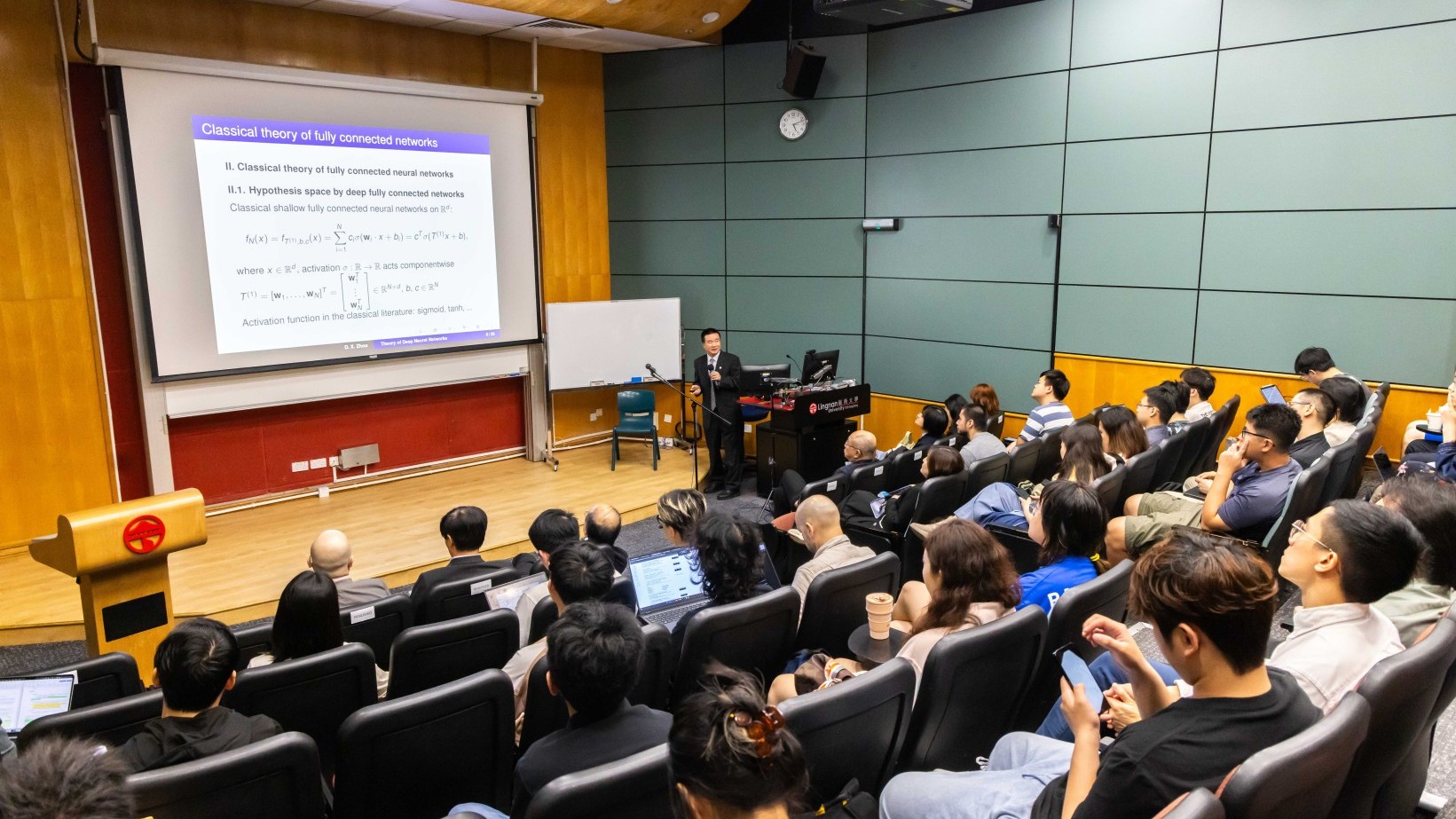 周定轩教授受邀担任「杰出研讨会」的讲者,发表题为《深度神经网路理论》的精彩演讲。