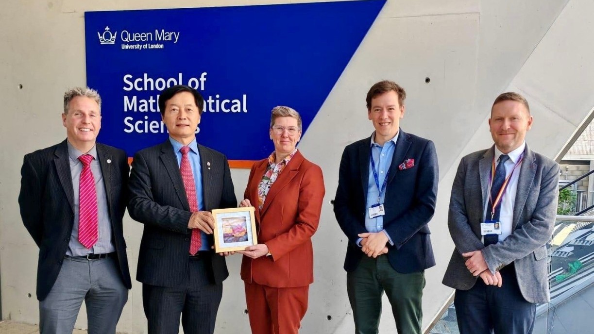 President S. Joe Qin and Prof Bradley R. Barnes meet with Prof Frances Bowen, Vice-Principal for Humanities and Social Sciences, and other colleagues from Queen Mary University of London. The meeting focuses on potential dual degree programmes in business, humanities and social science, as well as student exchange opportunities. From left: Prof Bradley R. Barnes, President S. Joe Qin, Prof Frances Bowen, Dr Matthieu Burnay and Mr Ceri Bevan.